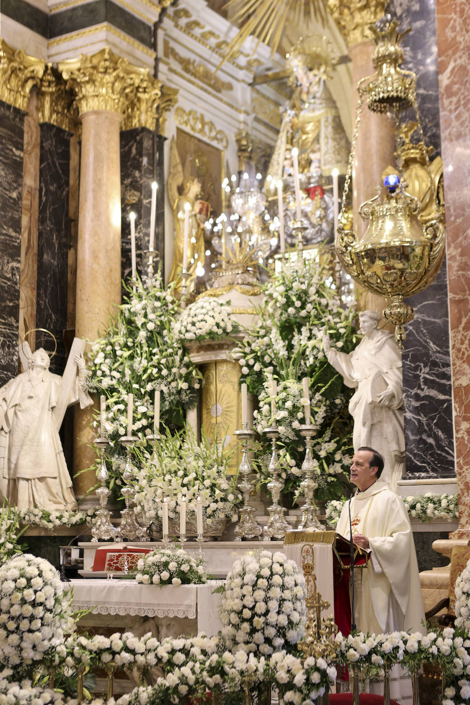 Ofrenda de los floristas a la Virgen de los Desamparados