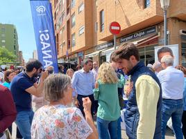 Caballero y Mazón, durante su visita al mercado de Torrefiel.