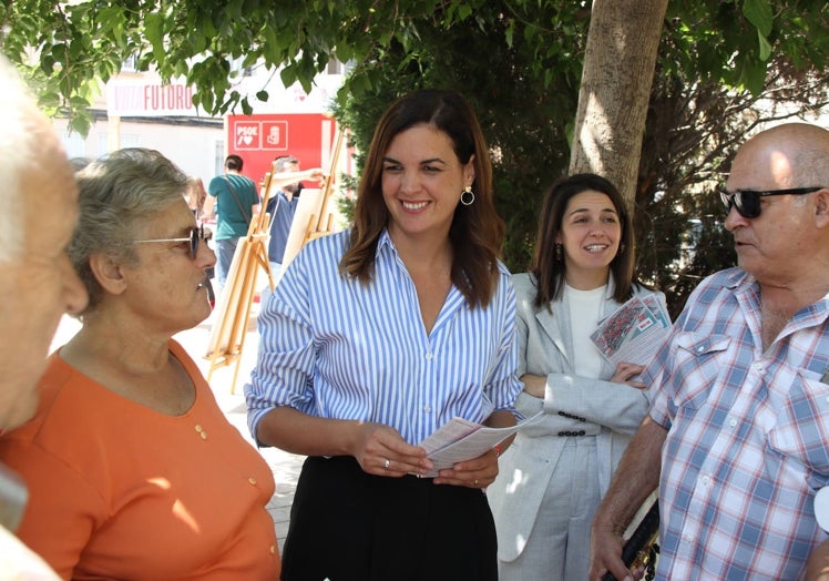 Gómez, con los vecinos de la Malvarrosa, este viernes por la mañana.