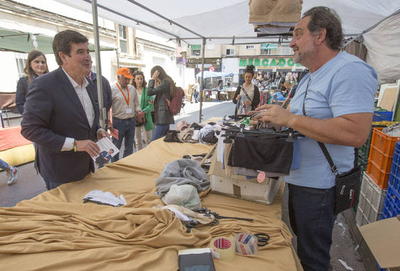 Fernando Giner, en un puesto del mercado extraordinario de la Malvarrosa.