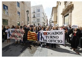 Los abogados valencianos, durante la protesta de este viernes.