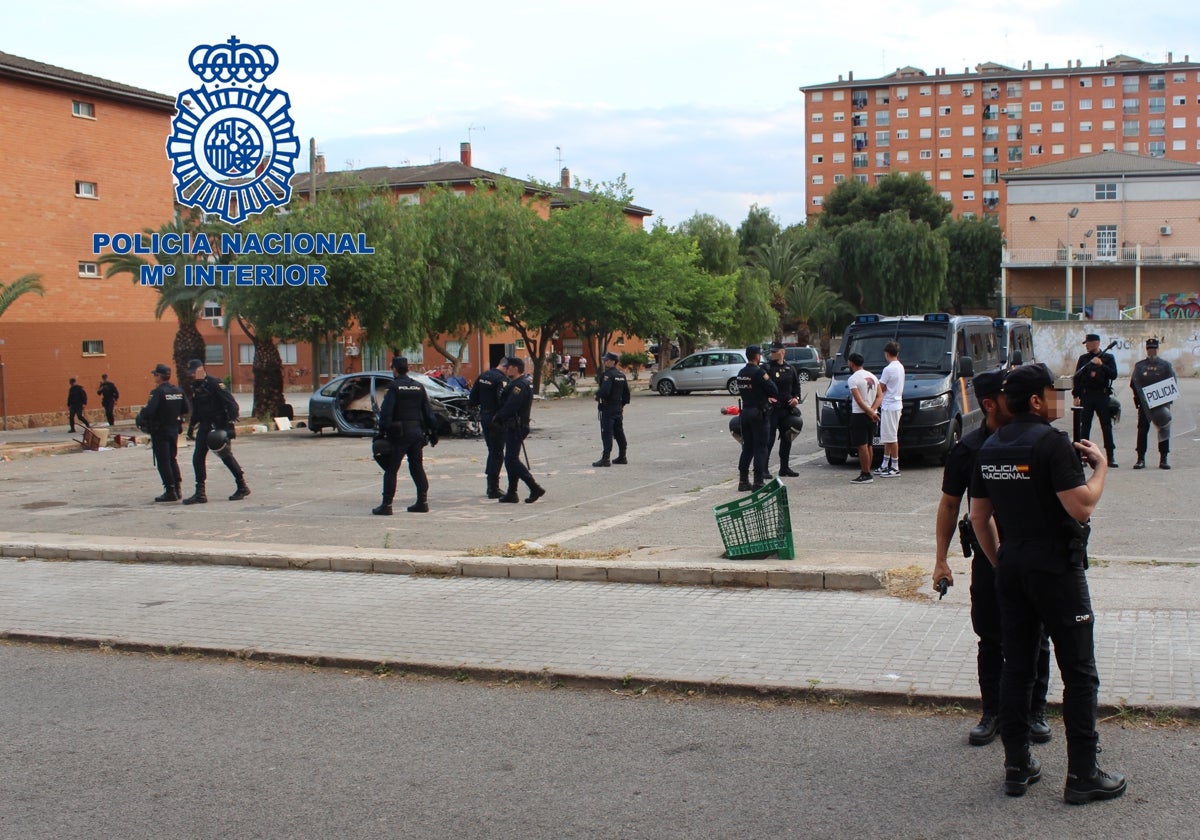 Operación policial en La Coma: 150 identificados y 34 denuncias por tenencia de armas y drogas