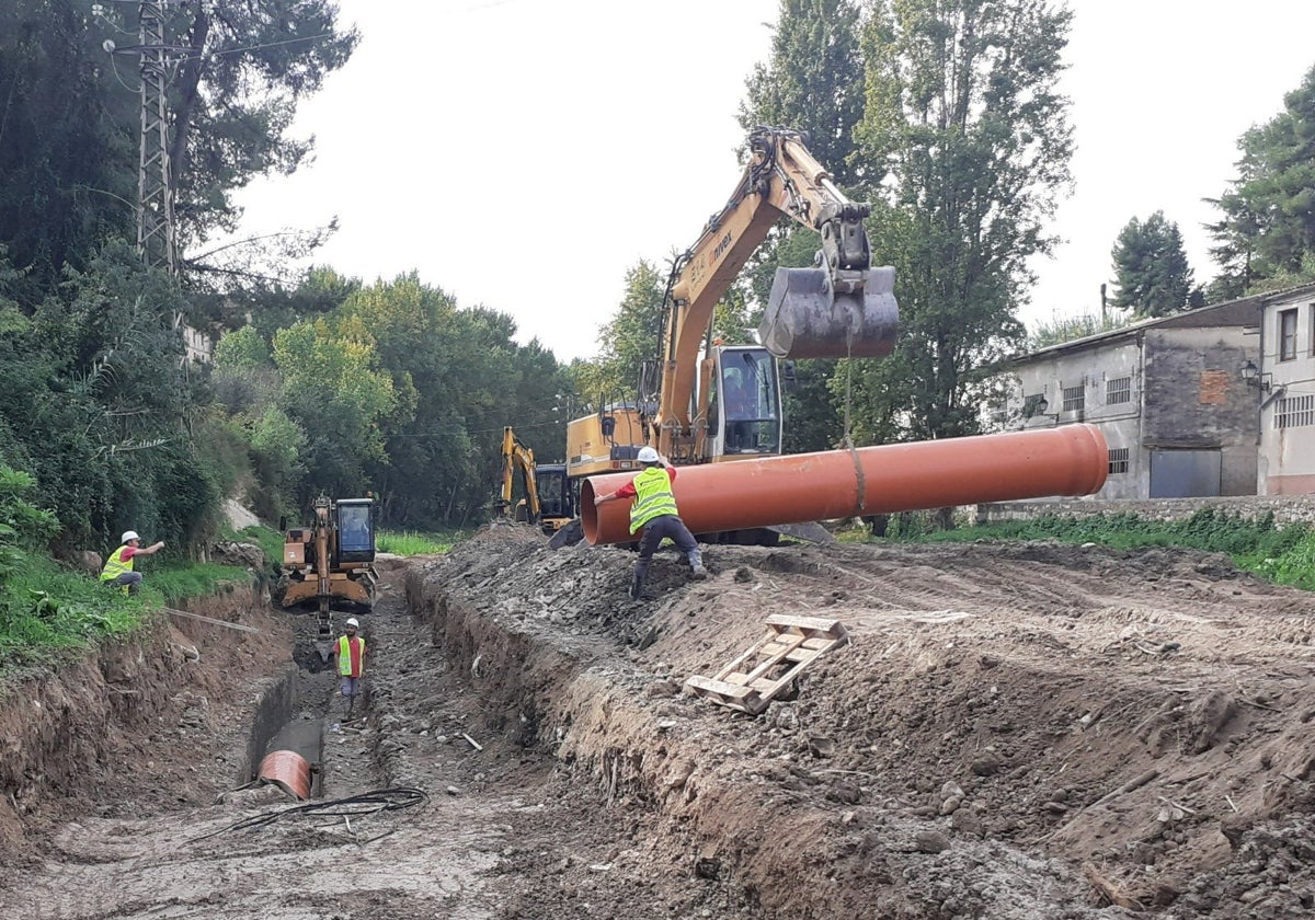 Momento de las obras del nuevo trazado del colector.