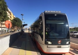 El tranvía a su paso por el casco urbano de Dénia.