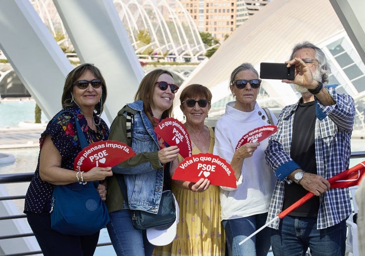 Varios militantes se fotografían a la entrada del mitin, este sábado.