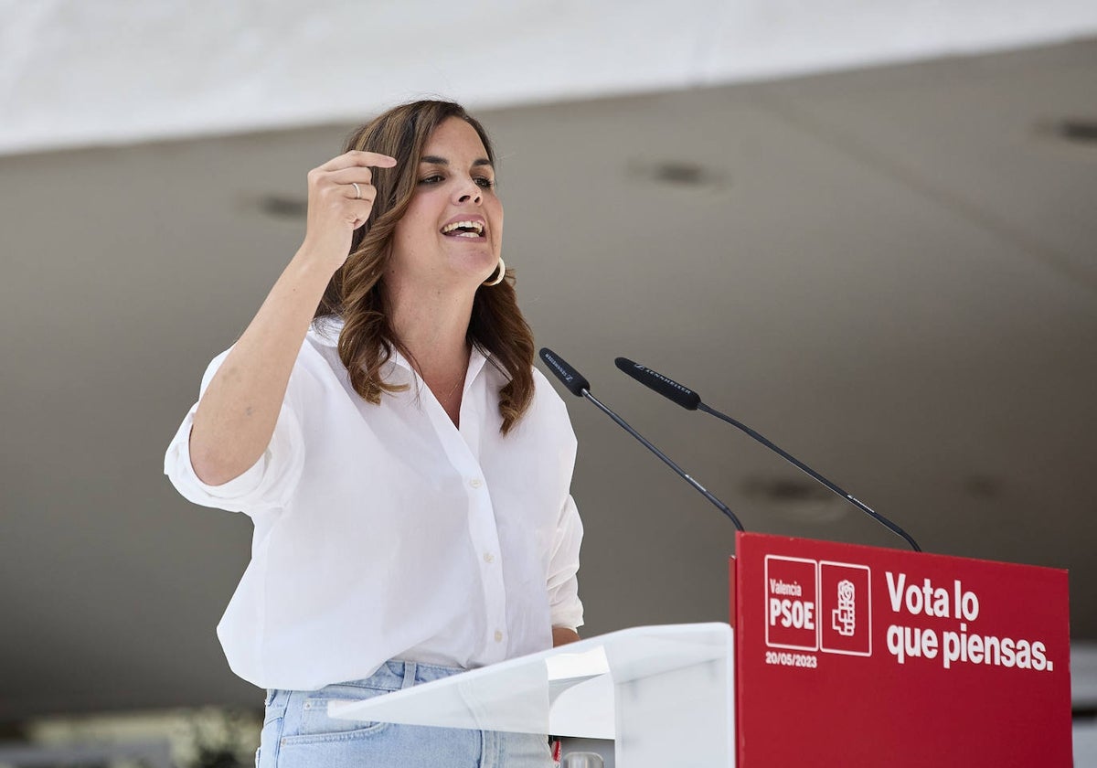 Sandra Gómez, en un momento de su intervención para abrir el mitin central