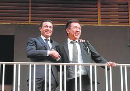 Salvo y Lim en el balcón de Mestalla, tras la firma de la compra del club.