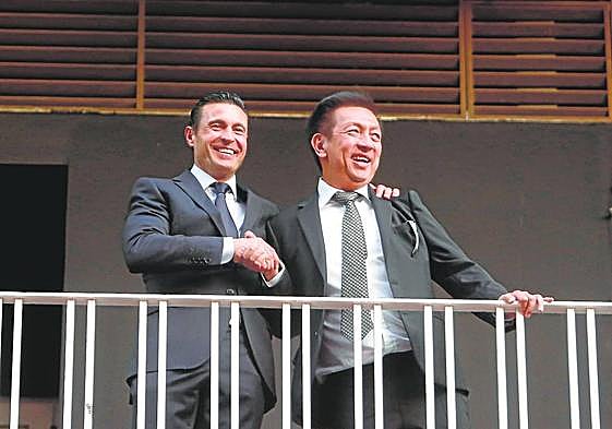 Salvo y Lim en el balcón de Mestalla, tras la firma de la compra del club.