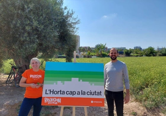 Papi Robles y David Estal, en una parcela de huerta de Campanar.