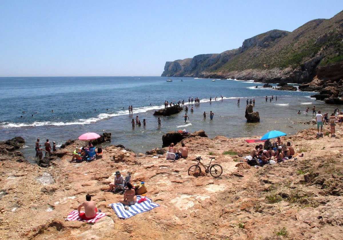 Imagen panorámica de la zona de Les Rotes, en Dénia, donde se produjo el rescate.