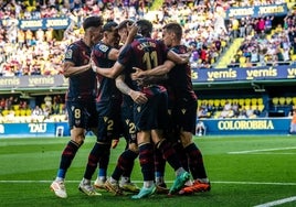 Los jugadores del Levante celebran uno de los goles este sábado en la Cerámica.