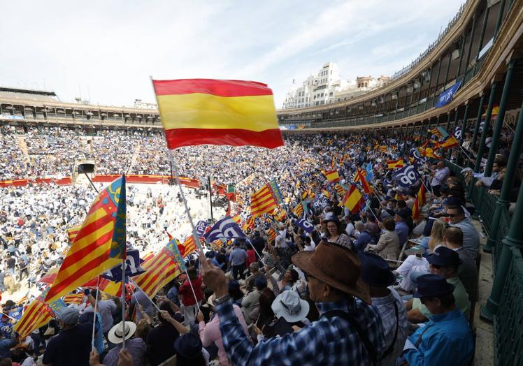 Miles de personas, en la plaza de toros de Valencia.