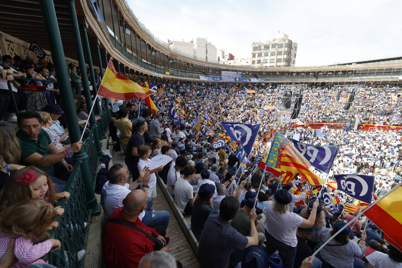 Fotos: el PP llena la plaza de toros en su mitin en Valencia