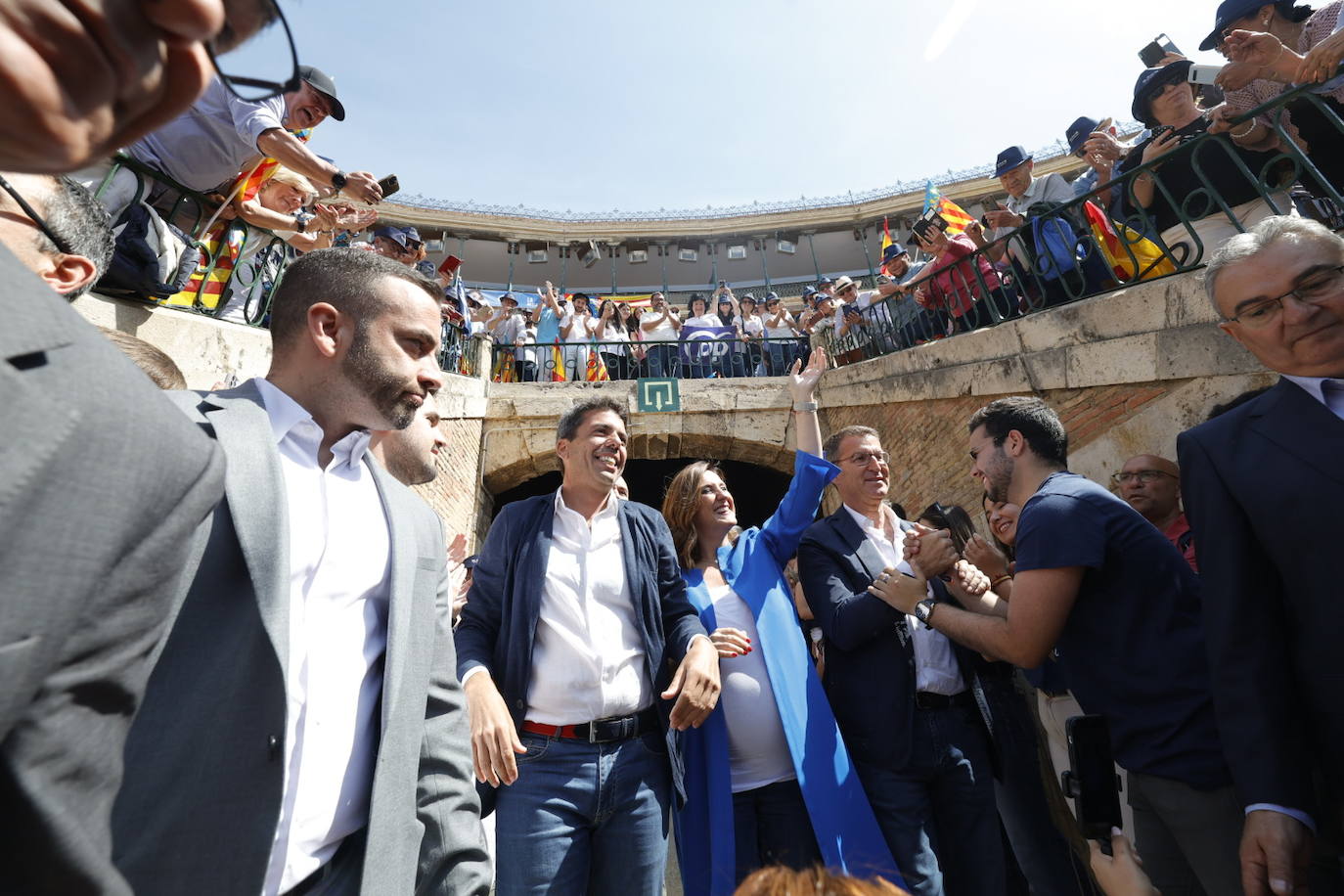 Fotos: el PP llena la plaza de toros en su mitin en Valencia