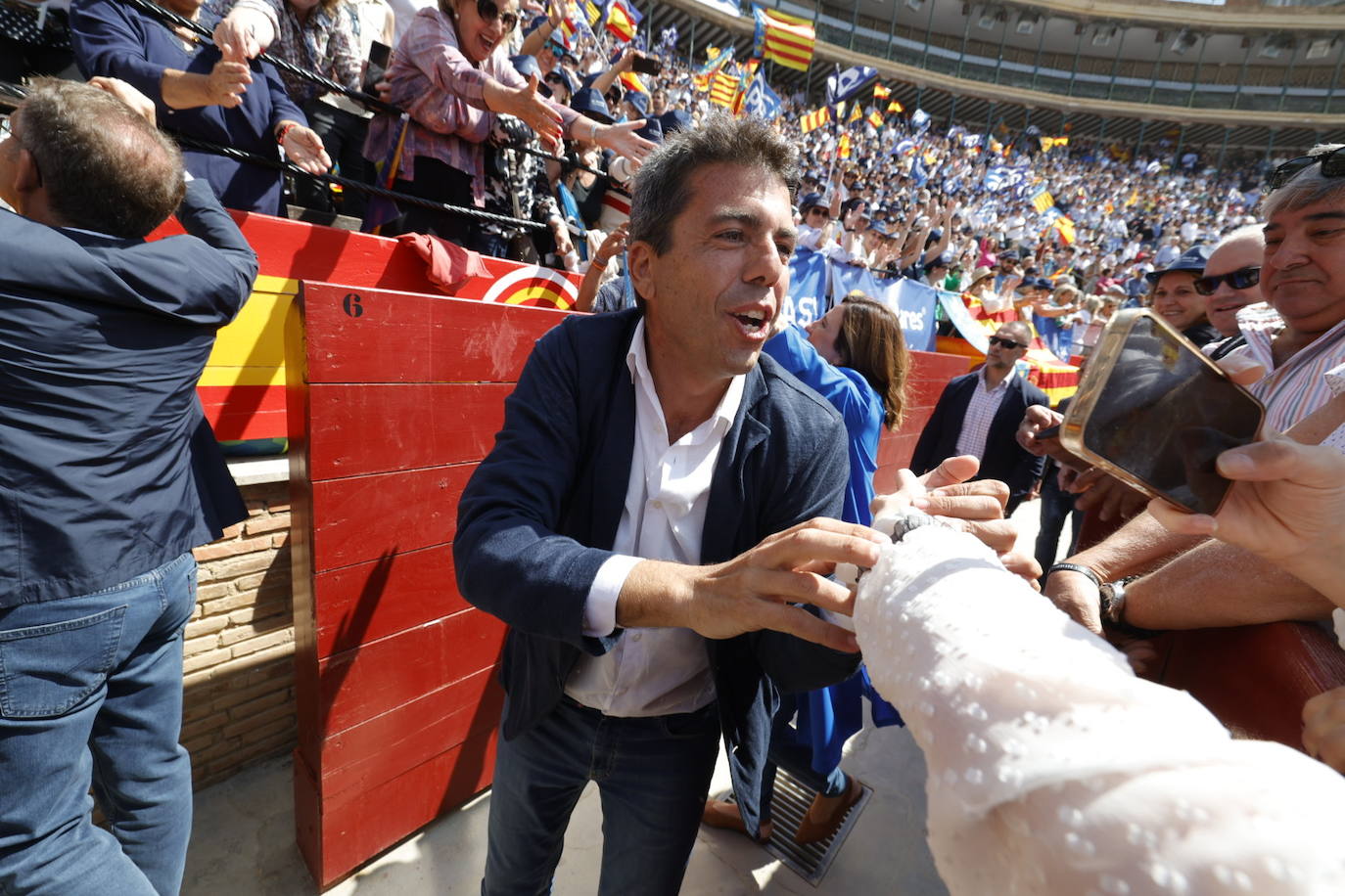 Fotos: el PP llena la plaza de toros en su mitin en Valencia