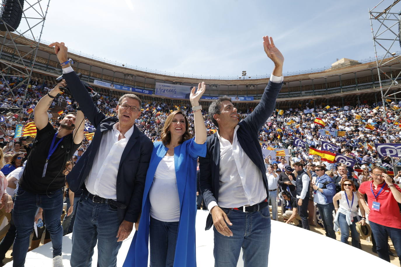 Fotos: el PP llena la plaza de toros en su mitin en Valencia