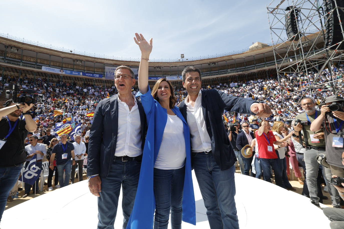 Fotos: el PP llena la plaza de toros en su mitin en Valencia