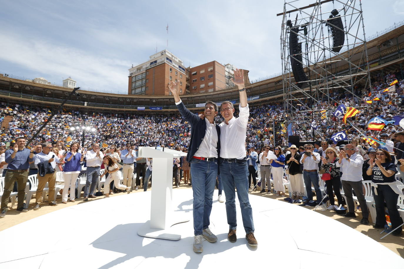 Fotos: el PP llena la plaza de toros en su mitin en Valencia