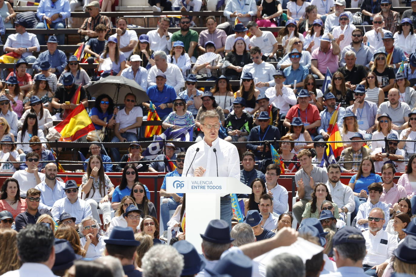 Fotos: el PP llena la plaza de toros en su mitin en Valencia