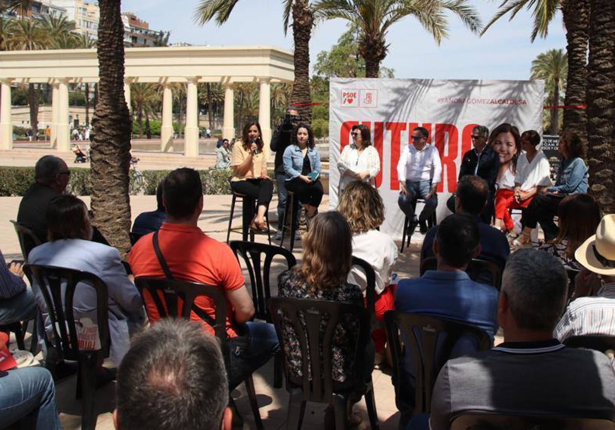 Sandra Gómez interviene en el acto organizado con los músicos.