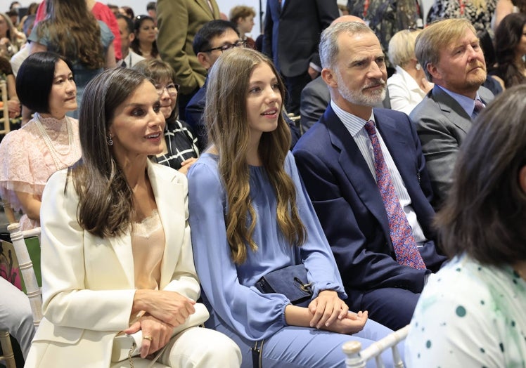 La infanta Sofía, entre sus padres, asistiendo a la graduación de su hermana Leonor.