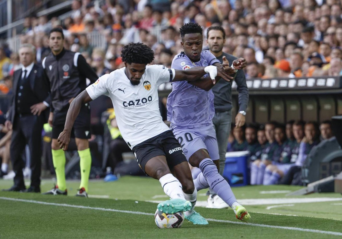 Thierry y Vinícius, en Mestalla.