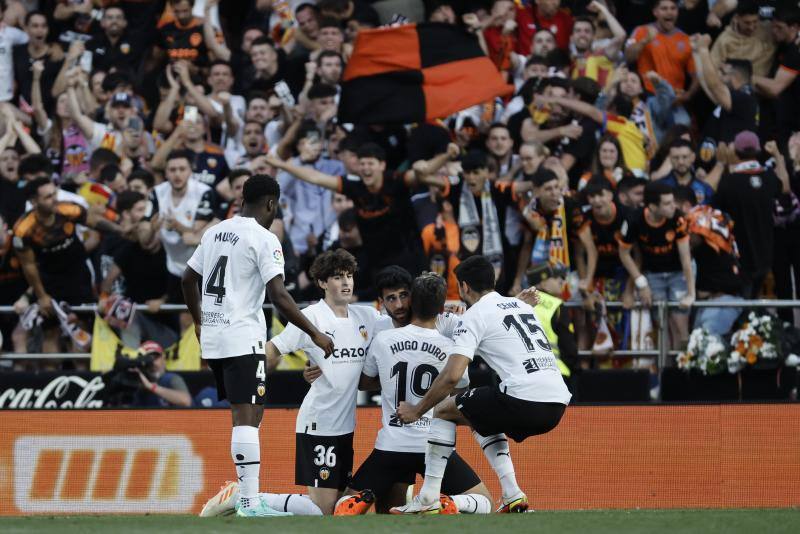 Éxtasis en Mestalla tras ganar al Madrid y agarrar la salvación