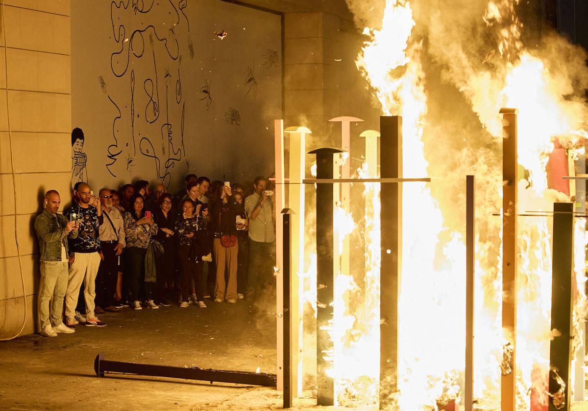 El IVAM festeja la Noche Europea de los Museos con la &#039;cremà&#039; de la falla del artista Alfredo Ruiz