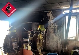 Dos bomberos de los bomberos de la Diputación de Alicante, en el incendio de una vivienda.