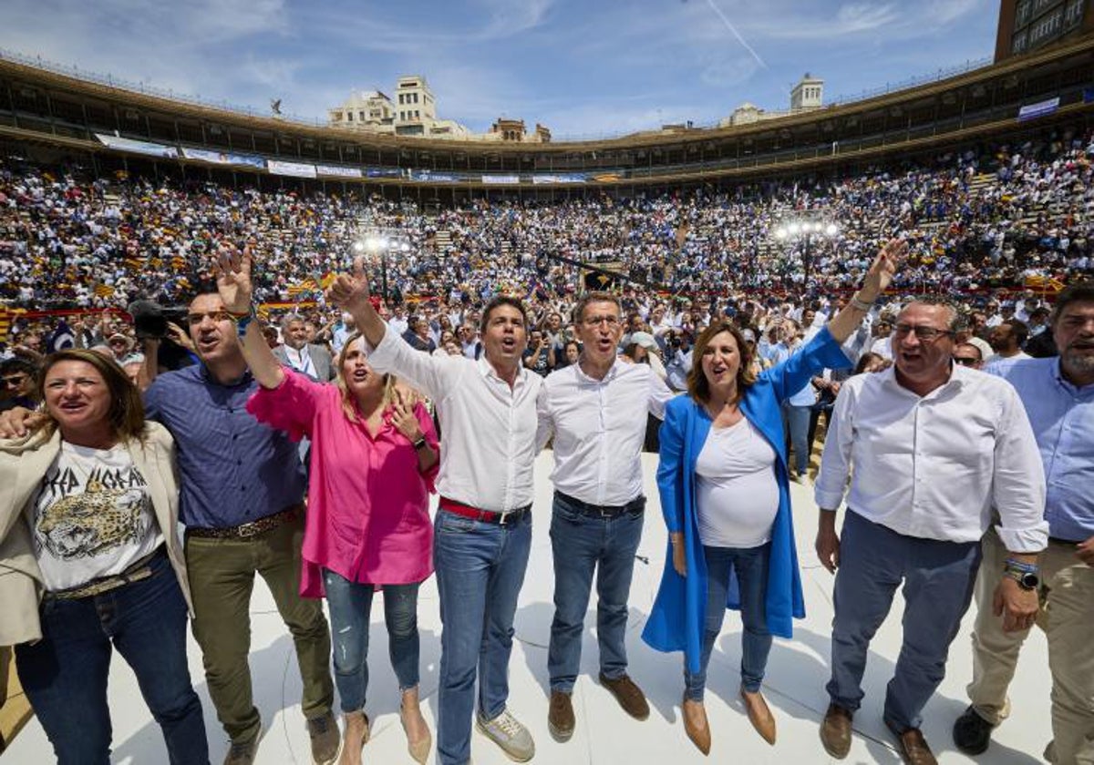 Dirigentes y candidatos del PP en la Comunitat, junto a Mazón y Catalá, que flanquean a Feijóo durante el mitin de ayer en la plaza de toros de Valencia