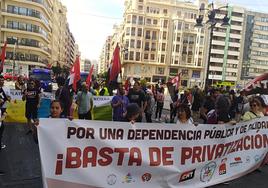 Un momento de la protesta, este domingo, en la Plaza de San Agustín de Valencia.