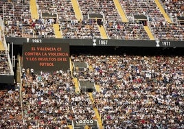 Mensaje del videomarcador de Mestalla pidiendo respeto en las gradas.