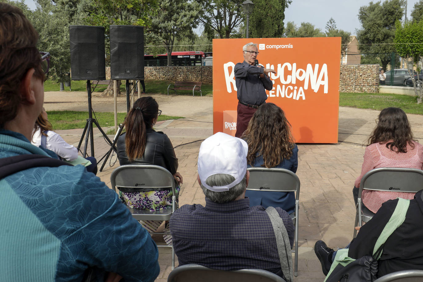 Ribó asiste a un acto de campaña con los vecinos de Castellar