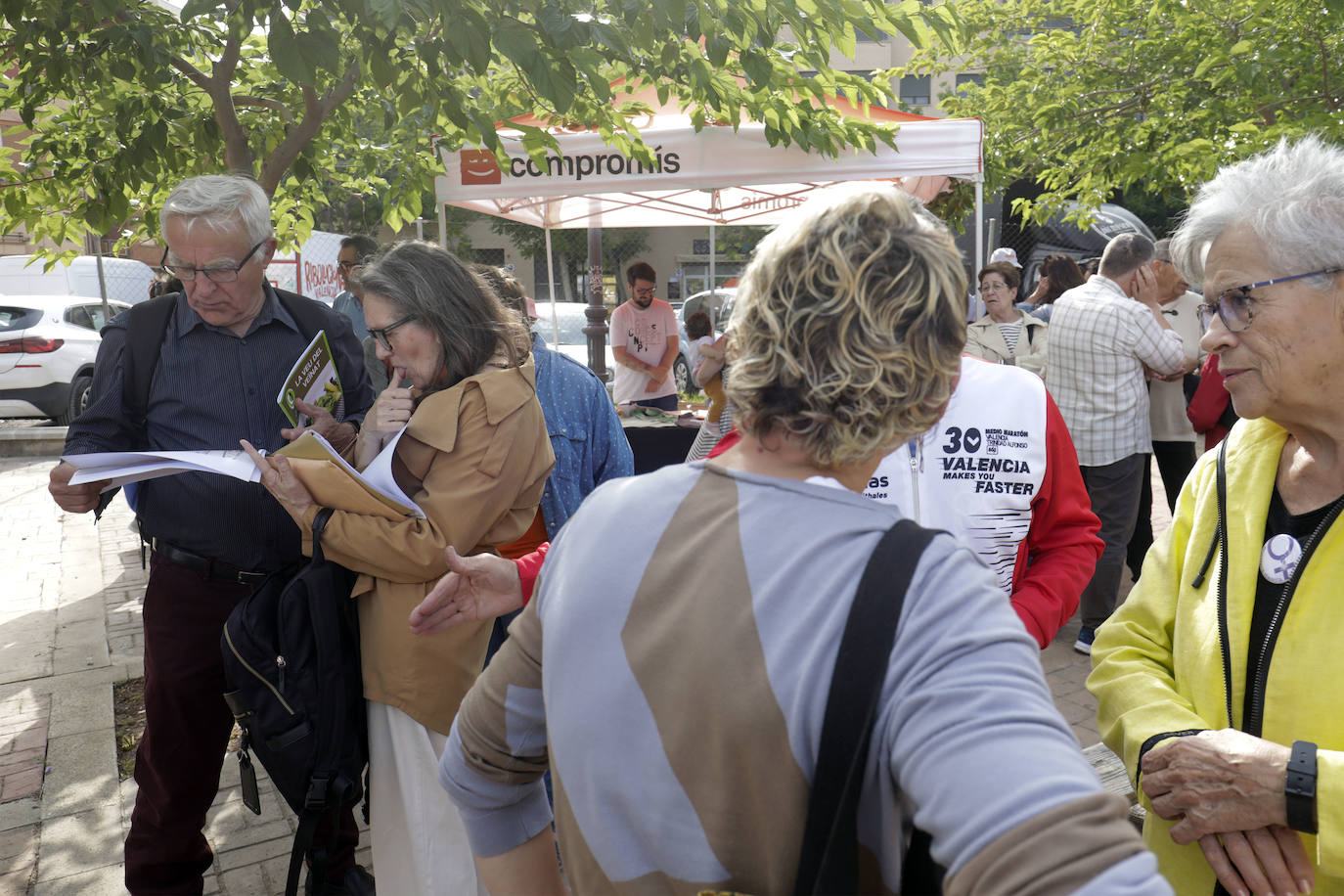 Ribó asiste a un acto de campaña con los vecinos de Castellar