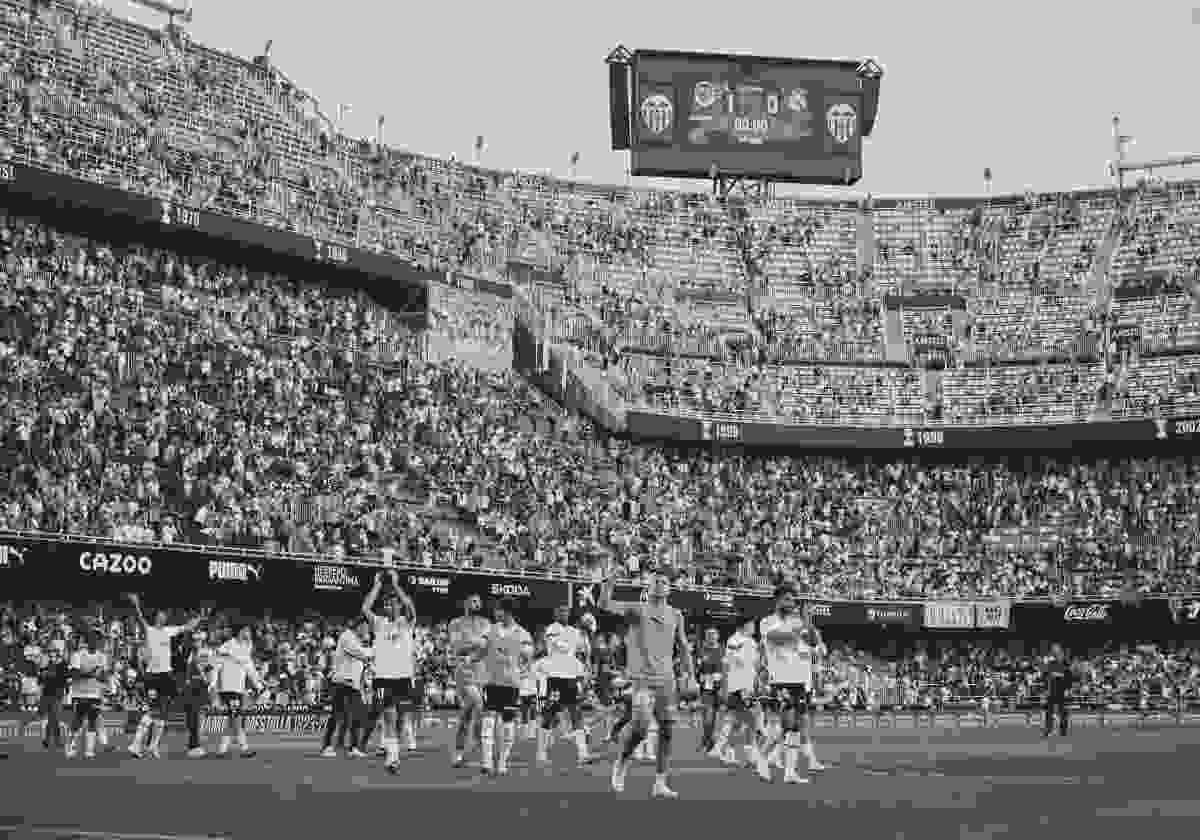 Los jugadores del Valencia, tras el partido contra el Real Madrid en Mestalla.