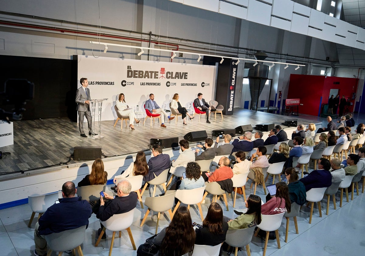 Momentos iniciales del debate entre candidatos municipales, este lunes en LAS PROVINCIAS.