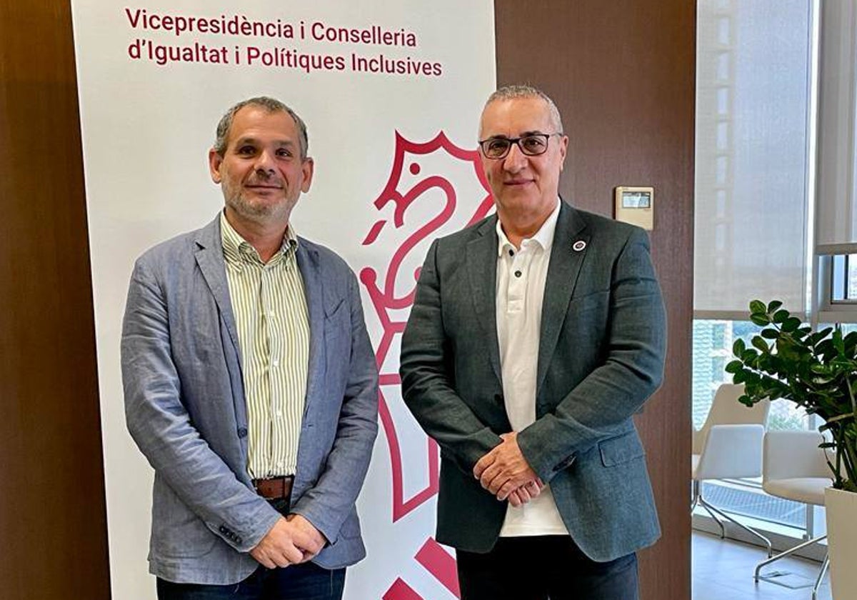 El secretario autonómico de Planificación y Organización del Sistema, Francesc Xavier Uceda, y el presidente del Consejo de Enfermería de la Comunidad Valenciana (Cecova), Juan José Tirado.