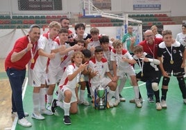 Los chavales del Paidos Dénia y el cuerpo técnico con el trofeo de campeones.