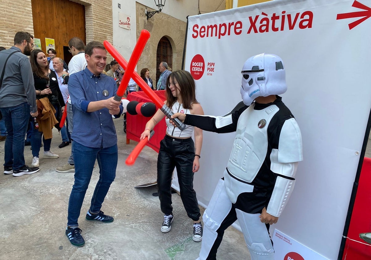 El candidato socialista Roger Cerdà, en la fiesta de Star Wars para jóvenes.