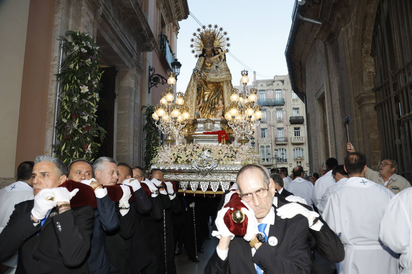 La imagen de la Virgen de los Desamparados durante el traslado a la Catedral.