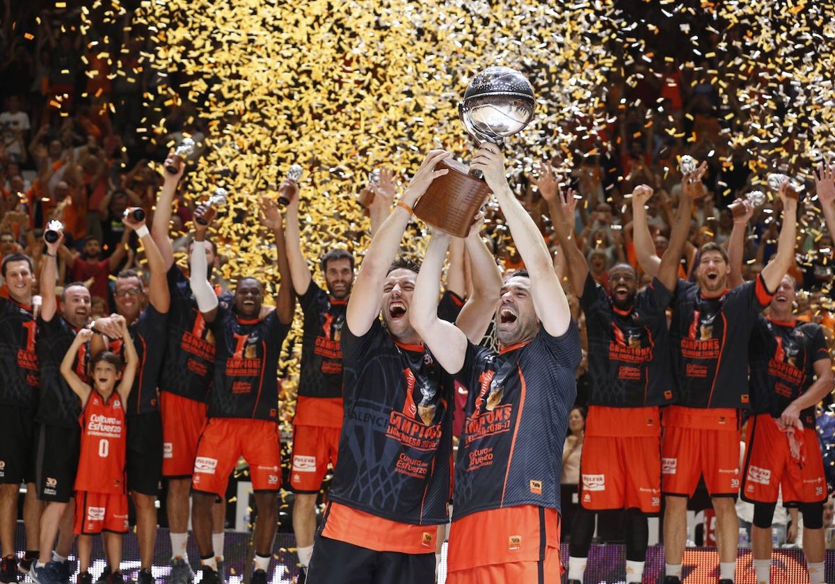 Van Rossom y Rafa Martínez levantan el trofeo de campeones de la ACB en 2017.