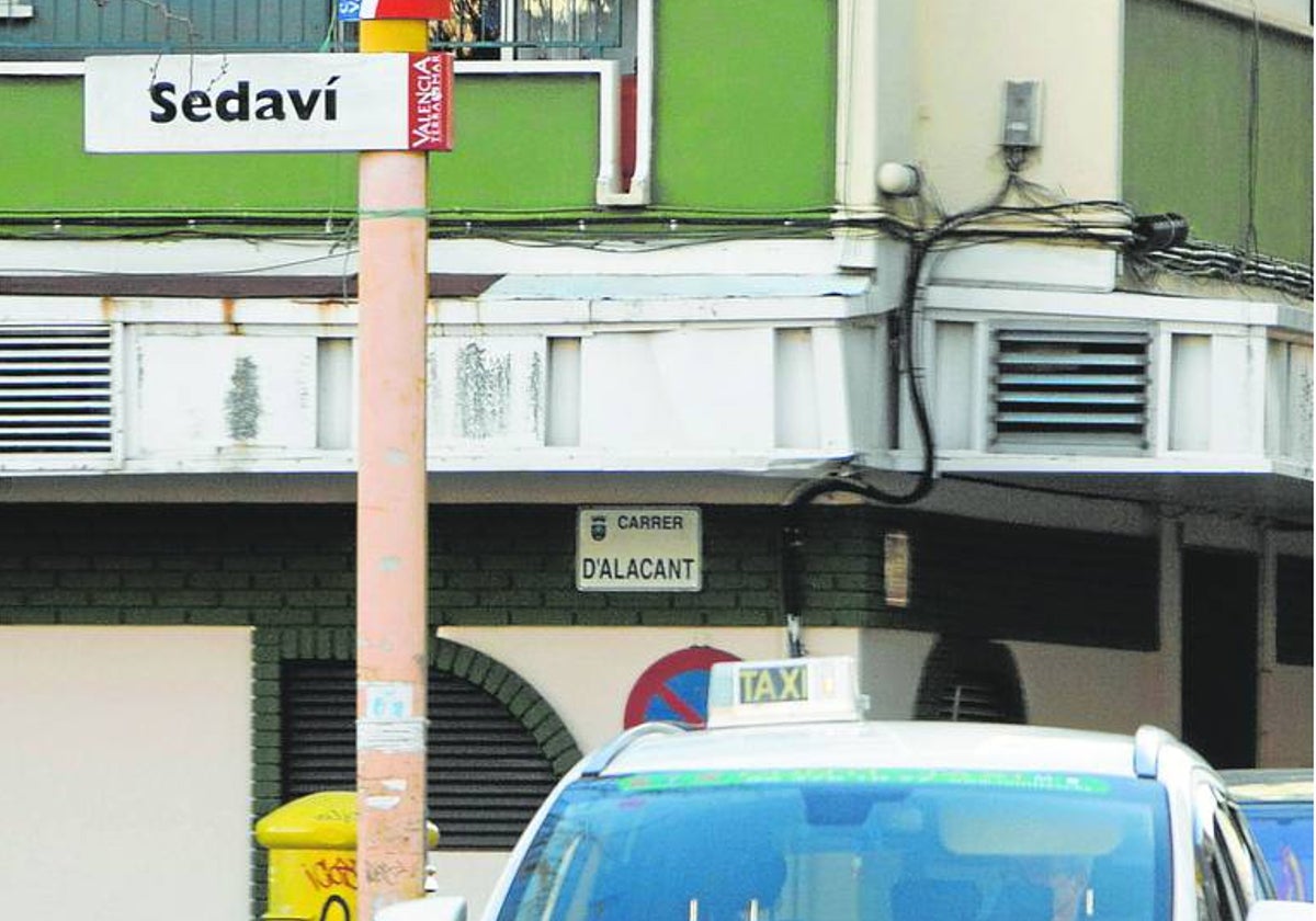 Un taxi, en el centro urbano del municipio.