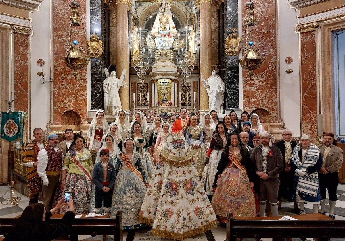 Comisión de la falla Ribera-Convento Santa Clara, durante la entrega del manto.