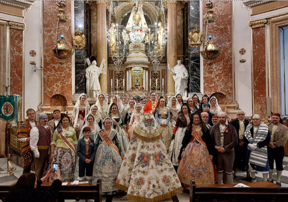 Comisión de la falla Ribera-Convento Santa Clara, durante la entrega del manto.