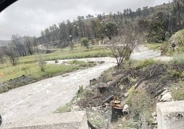 El  río Girona, que nace en Alcalà de la Jovada, baja lleno por las lluvias.