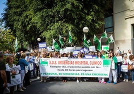 Profesionales sanitarios en una protesta convocada por el sindicato Satse ante la saturación del servicio de Urgencias del hospital Clínico de Valencia.