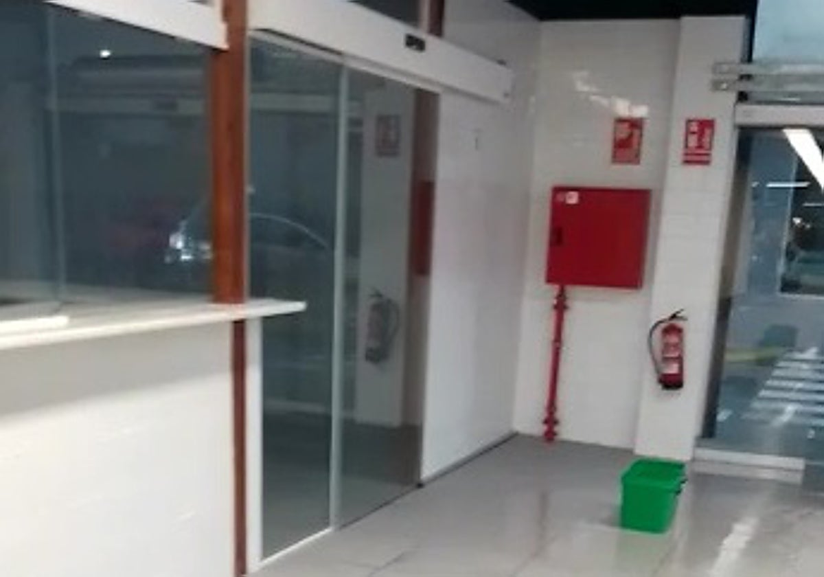 Uno de los cubos instalados en el Mercat para recoger el agua que cae del techo.