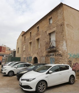 Imagen secundaria 2 - Arriba, solar de la calle Brasil donde piden una residencia y solar situado junto a la alquería de la Ponsa.