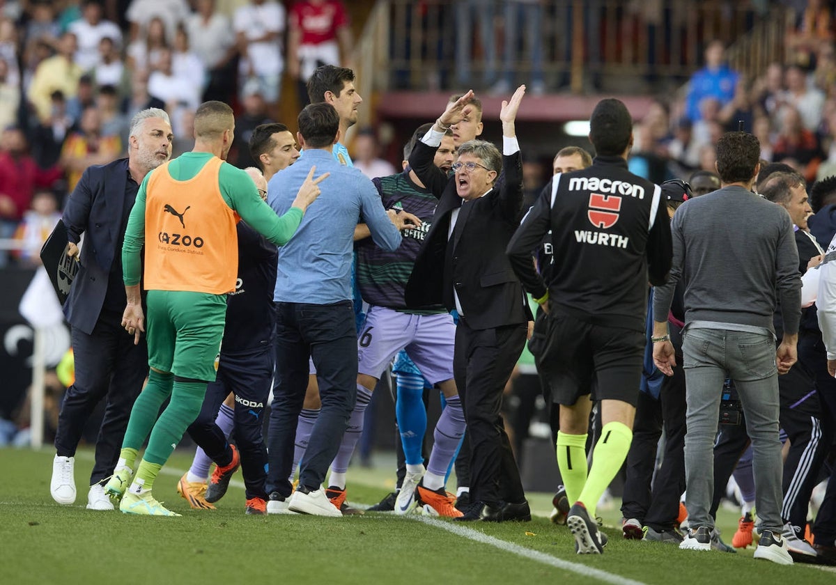 La tangana tras la expulsión de Vinícius en Mestalla.