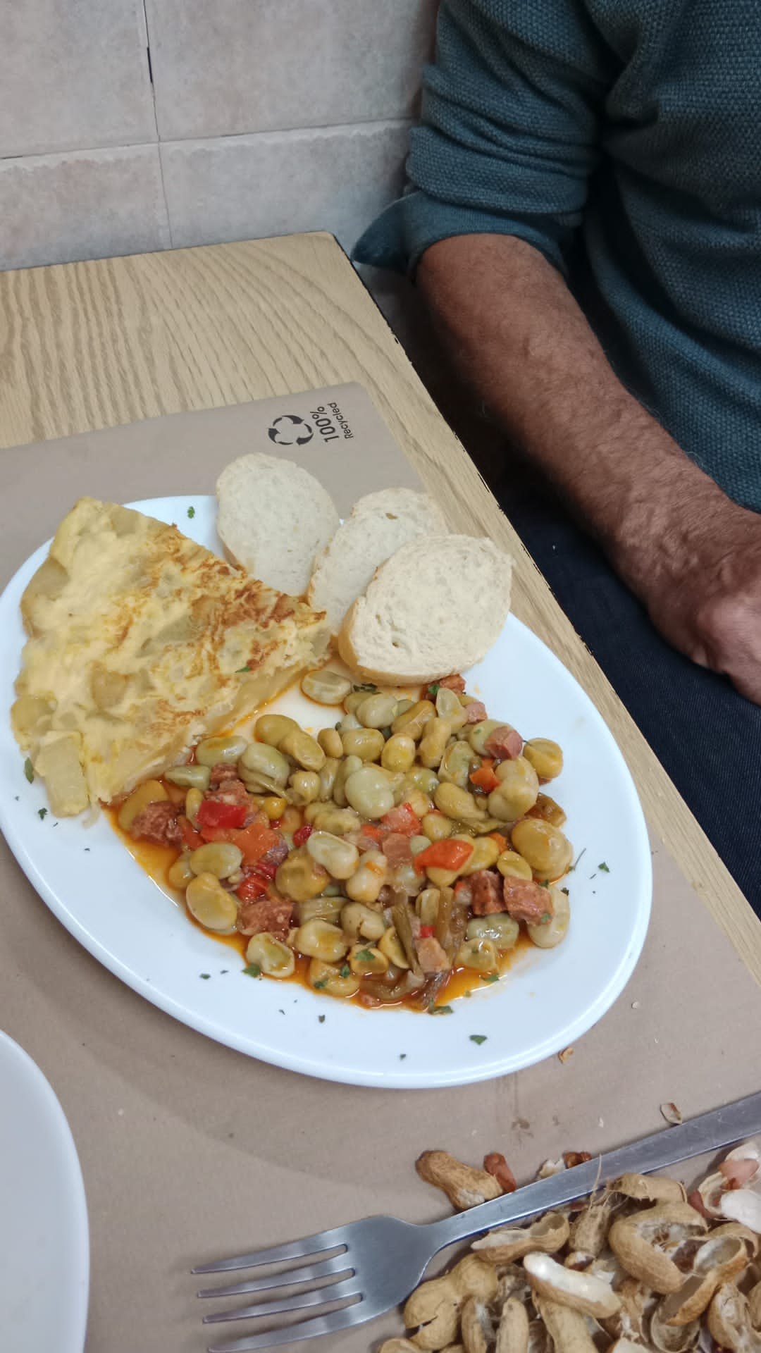 Imagen secundaria 2 - Morell y Rosa Caudeli, junto al mostrador de tapas; un bocadillo de pisto con carne y una tapa de tortilla del día y habitas. 